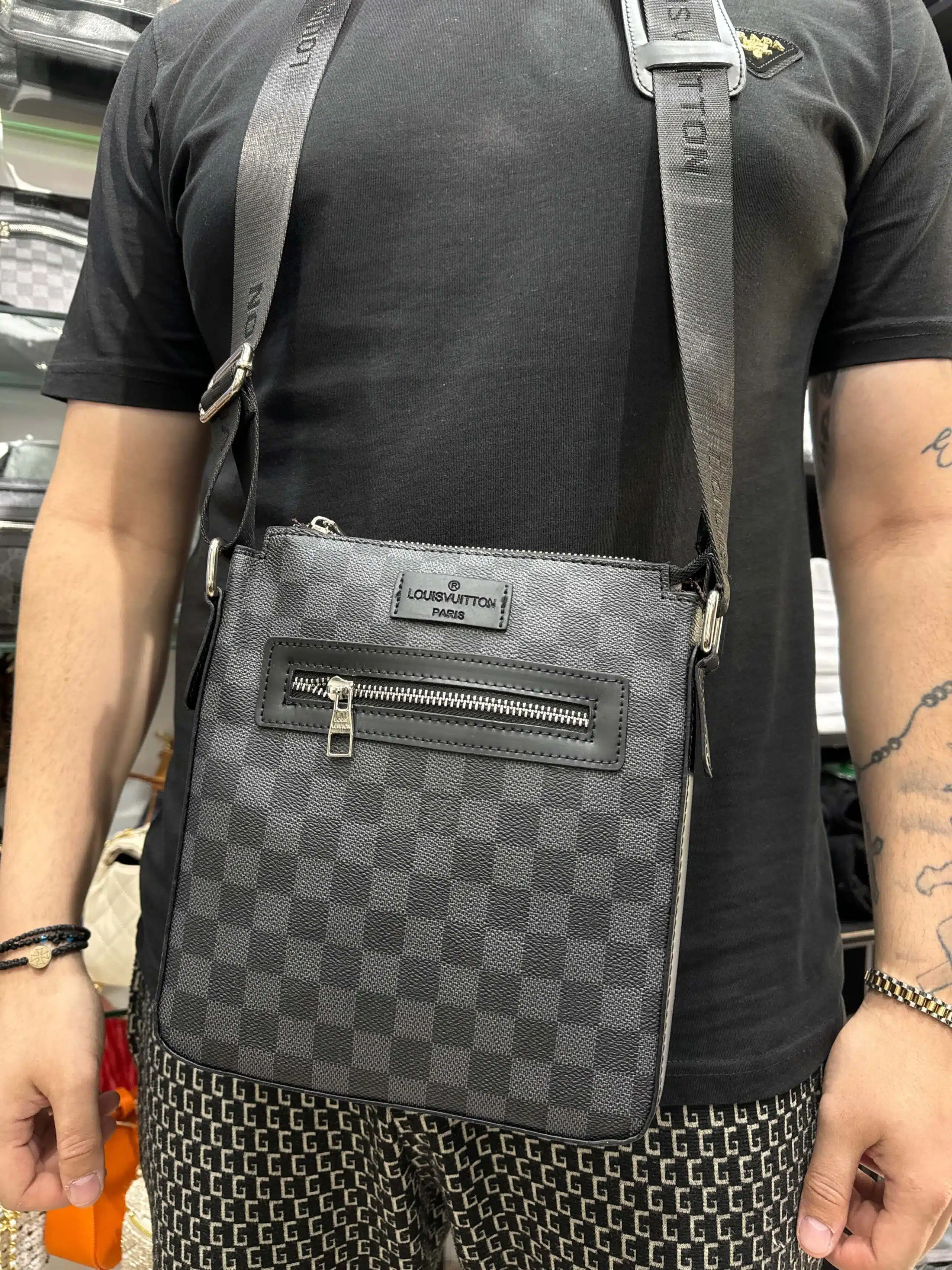 A859729F-21D6-4161-8EE6-F85E4F4099A6 LV - Τσαντάκι - Black Damier - Image 1