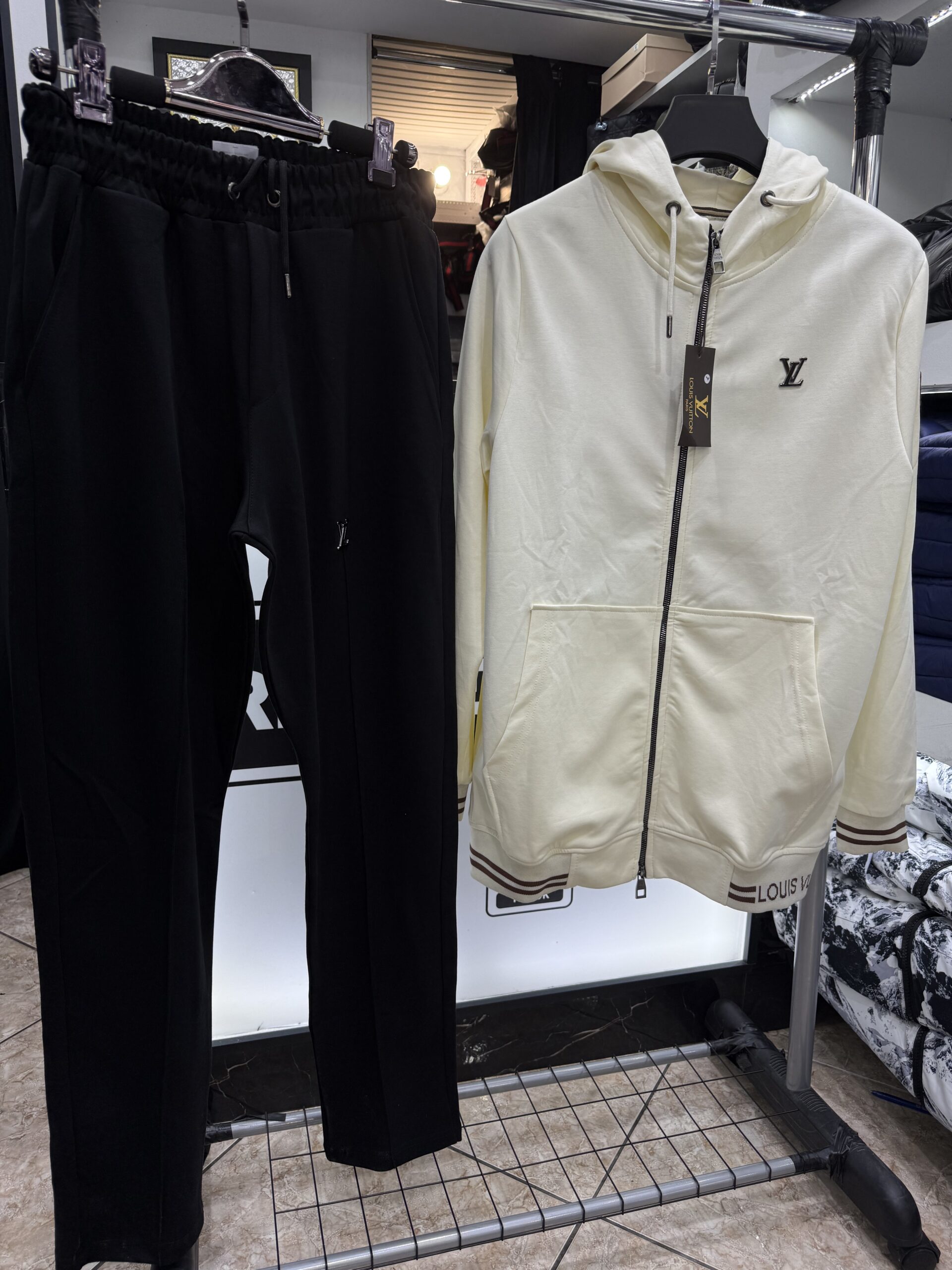 IMG_1889 LV - FullSet - Black/Cream - Special - Image 1